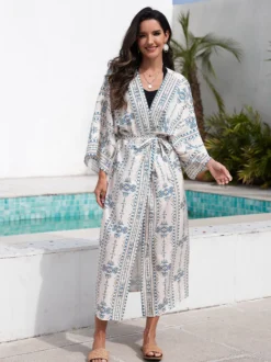 Robe de vacances imprimée bleu ciel clair à manches longues et ceinture à volants