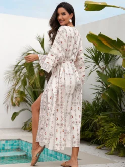 Robe de vacances imprimée bleu ciel clair à manches longues et ceinture à volants