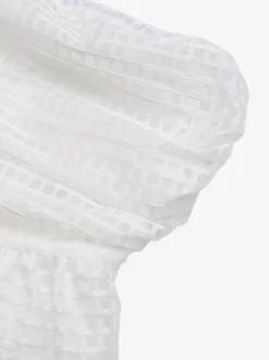 Robe d'été blanche courte sans manches style mini idéale pour une soirée en amoureux.