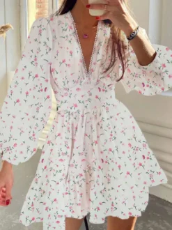 Robe d'été blanche élégante à manches longues et imprimé floral col en V idéale pour un rendez-vous galant.