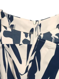 Robe d'été bohème bleu foncé à imprimé floral col carré sans manches fluide style bohème idéale pour la plage.