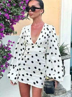 Robe d'été décontractée à manches longues col en V et manches bouffantes style mini à pois pour une soirée en amoureux.