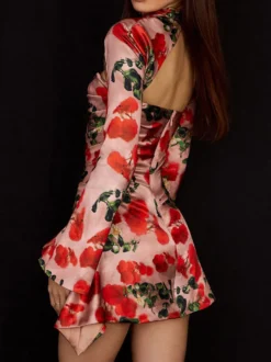 Robe d'été à imprimé floral manches longues épaules dénudées et dos nu idéale pour les soirées.