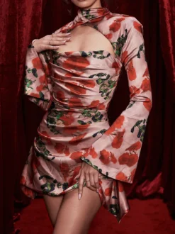 Robe d'été à imprimé floral manches longues épaules dénudées et dos nu idéale pour les soirées.