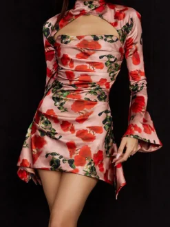 Robe d'été à imprimé floral manches longues épaules dénudées et dos nu idéale pour les soirées.