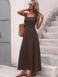 Robe d'été longue à pois marron bretelles spaghetti coupe fluide style évasé.