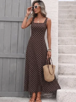 Robe d'été longue à pois marron bretelles spaghetti coupe fluide style évasé.