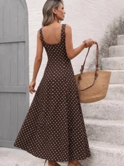 Robe d'été longue à pois marron bretelles spaghetti coupe fluide style évasé.