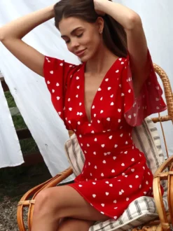 Robe d'été mini rouge plissée à manches courtes col en V et taille cache-cœur à pois pour femme.
