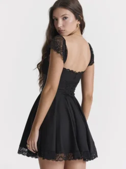 Robe d'été noire décontractée mini-robe en dentelle sans manches à bretelles col montant style mini.