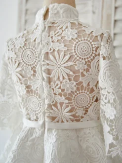 Robe fille de fleur ivoire en satin col haut demi-manche en dentelle décoré de noeud robe fille cérémonie
