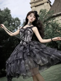 Robe Lolita Fée Noire à volants nœud et bretelles lacées style gothique Lolita