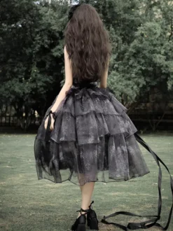 Robe Lolita Fée Noire à volants nœud et bretelles lacées style gothique Lolita