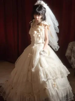 Robe longue Lolita fée blanche à lacets et nœuds ornée de fleurs idéale pour un goûter.