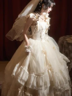 Robe longue Lolita fée blanche à lacets et nœuds ornée de fleurs idéale pour un goûter.