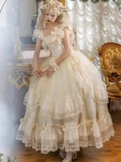 Robe longue Lolita fée blanche à lacets et nœuds ornée de fleurs idéale pour un goûter.