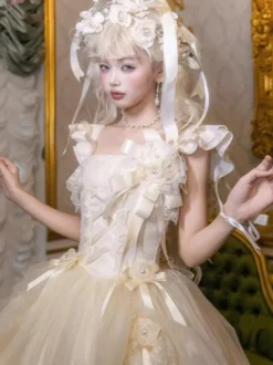 Robe longue Lolita fée blanche à lacets et nœuds ornée de fleurs idéale pour un goûter.