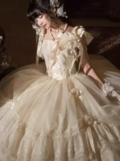 Robe longue Lolita fée blanche à lacets et nœuds ornée de fleurs idéale pour un goûter.