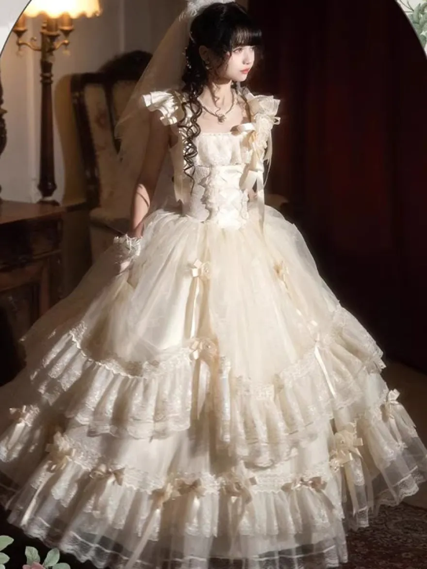 Robe longue Lolita fée blanche à lacets et nœuds ornée de fleurs idéale pour un goûter.