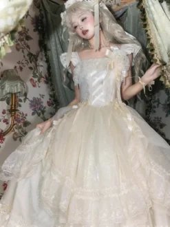 Robe longue Lolita fée blanche à lacets et nœuds ornée de fleurs idéale pour un goûter.