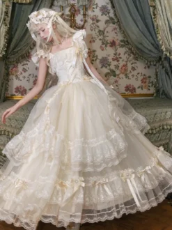 Robe longue Lolita fée blanche à lacets et nœuds ornée de fleurs idéale pour un goûter.