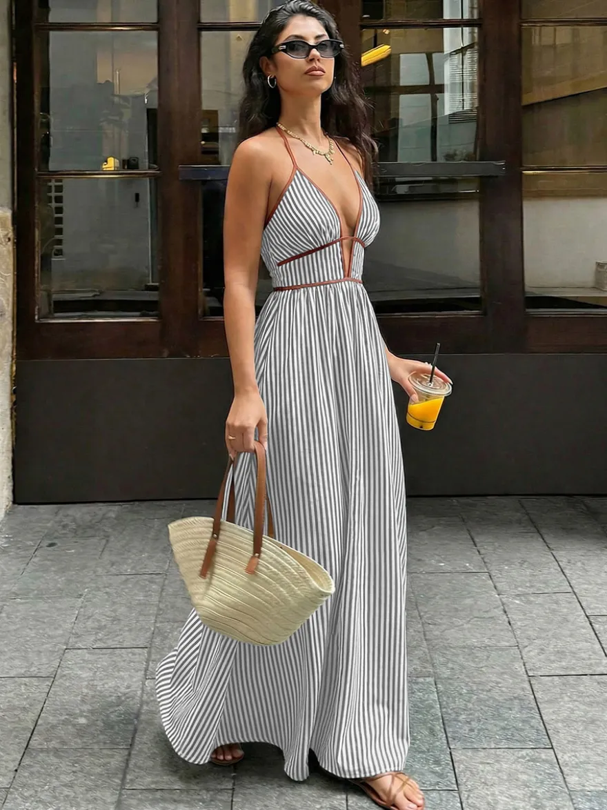 Robe longue rayée dos nu à décolleté plongeant style bohème chic idéale pour la plage ou la ville.