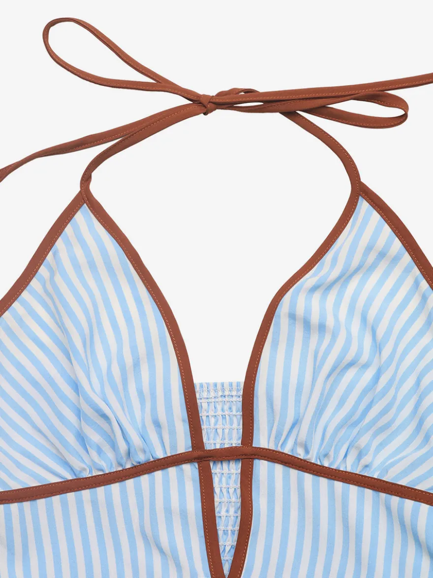 Robe longue rayée dos nu à décolleté plongeant style bohème chic idéale pour la plage ou la ville.