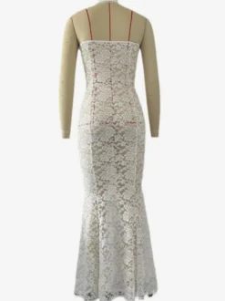 Robe longue sirène en dentelle blanche avec détails découpés 2026