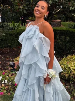 Robe longue à volants avec détails floraux et dos ouvert pour les événements d'été 2026