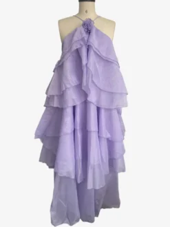 Robe longue à volants avec détails floraux et dos ouvert pour les événements d'été 2026