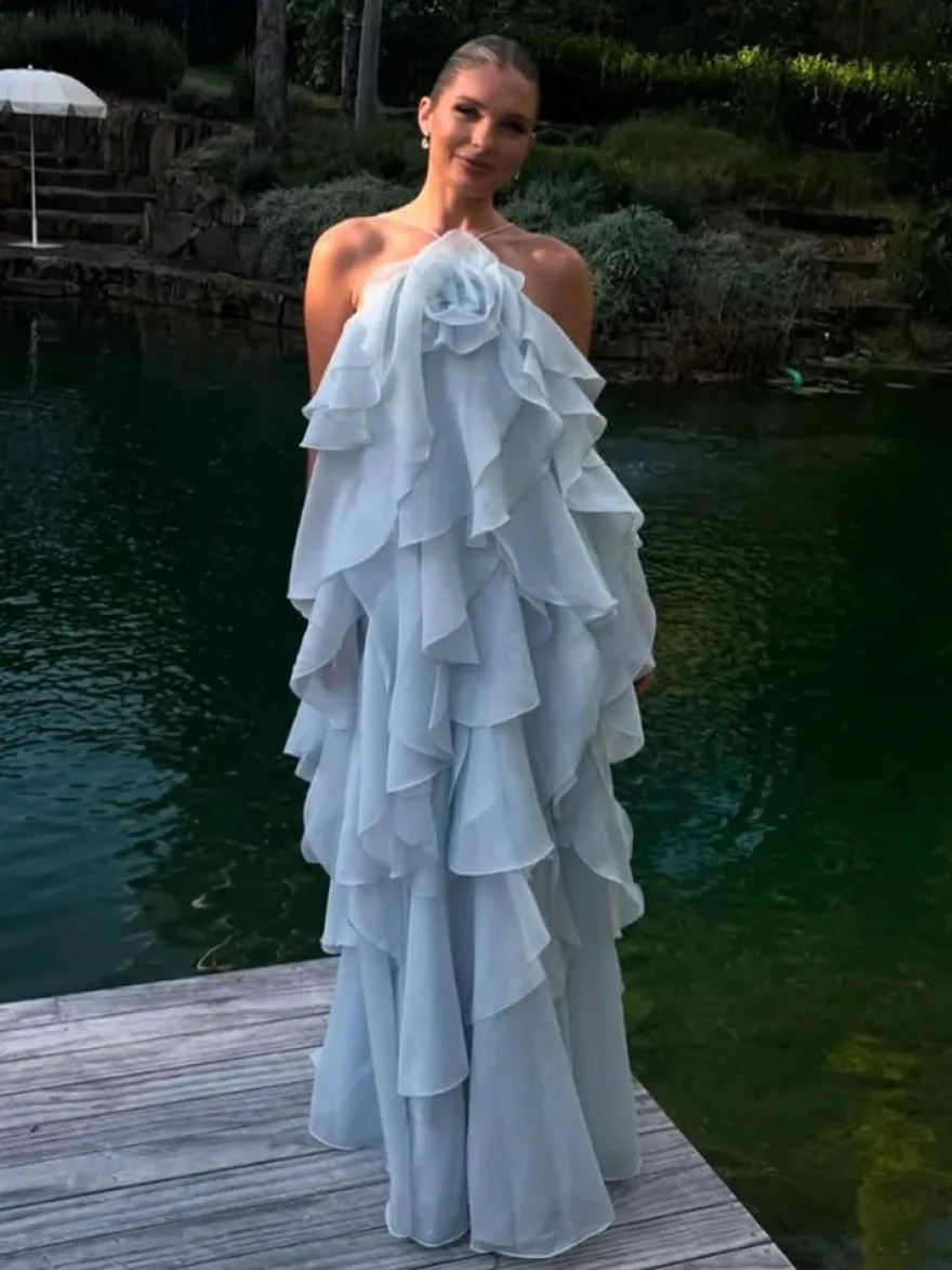 Robe longue à volants avec détails floraux et dos ouvert pour les événements d'été 2026
