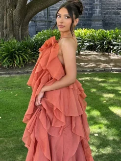 Robe longue à volants avec détails floraux et dos ouvert pour les événements d'été 2026