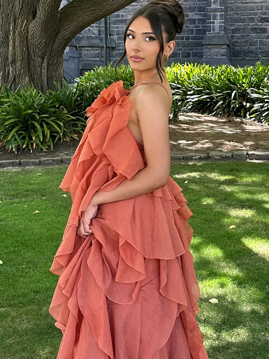 Robe longue à volants avec détails floraux et dos ouvert pour les événements d'été 2026