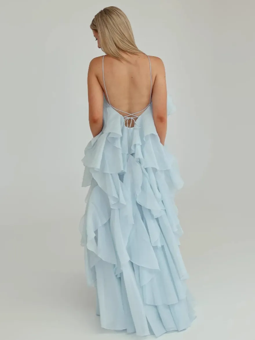 Robe longue à volants avec détails floraux et dos ouvert pour les événements d'été 2026