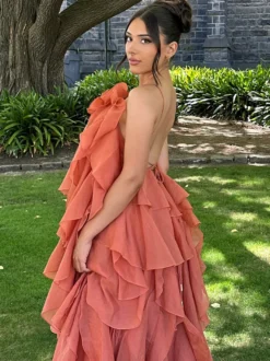 Robe longue à volants avec détails floraux et dos ouvert pour les événements d'été 2026