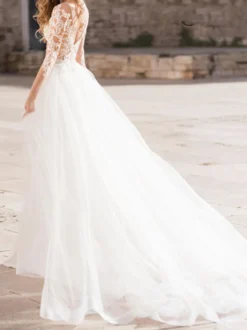 Robe mariée col et dos en V en dentelle manches longues à traîne robe de mariée à la plage
