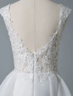 Robe mariée courte col rond en dentelle jupe à plusieurs niveaux au dessus de genou Robe de mariage