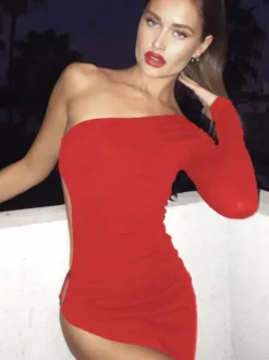 Robe maxi moulante asymétrique à manches longues et fente latérale idéale pour les soirées et les clubs.