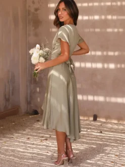 Robe midi à manches courtes col en V coupe asymétrique nouée