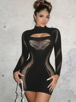 Robe mini noire en résille ajourée à manches longues et col roulé transparent moulante idéale pour les soirées.