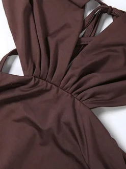 Robe moulante mini à dos nu et décolleté plongeant ourlet à franges et perles style club.