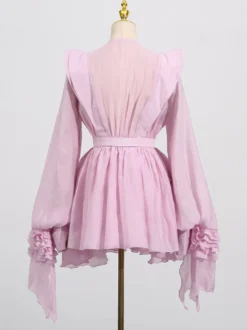 Robe rose cintrée et élégante à volants superposés parfaite pour l'été
