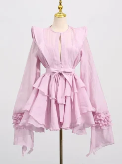 Robe rose cintrée et élégante à volants superposés parfaite pour l'été