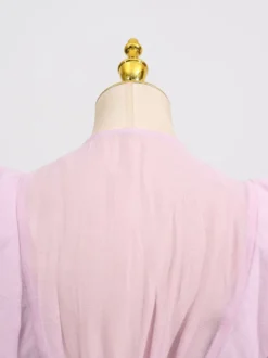 Robe rose cintrée et élégante à volants superposés parfaite pour l'été