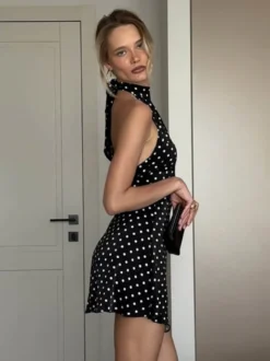 Robe rouge cintrée et élégante à pois parfaite pour les fêtes d'été