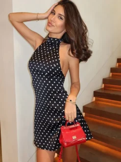 Robe rouge cintrée et élégante à pois parfaite pour les fêtes d'été