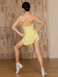 Robes de danse latine jaunes pour filles et adultes avec franges et coupe flatteuse.