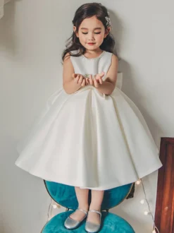 Robes de demoiselle d'honneur blanches en tissu satiné ivoire sans manches à col bijou