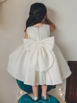 Robes de demoiselle d'honneur blanches en tissu satiné ivoire sans manches à col bijou