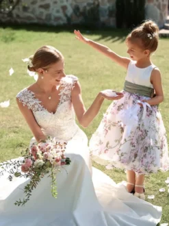 Robes de demoiselle d'honneur blanches en tissu satiné blanc sans manches à col bijou